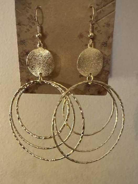 MULTIPLE GOLD HOOP EARRINGS