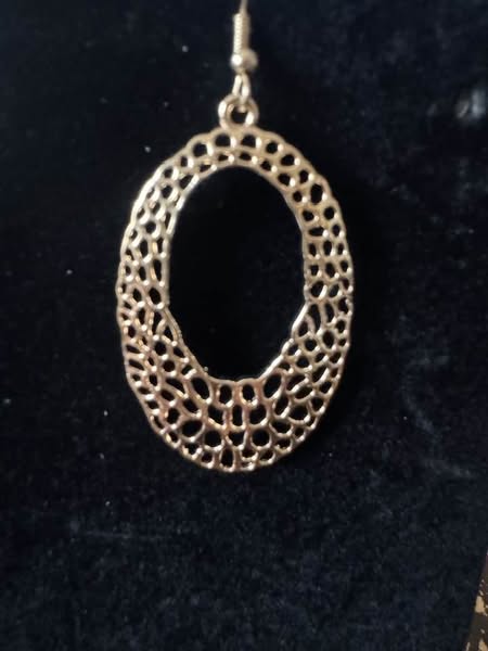 GOLD TEAR DROP EARRINGS