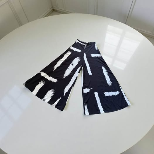 BLACK AND WHITE WIDE LEG PANTS SIZE S