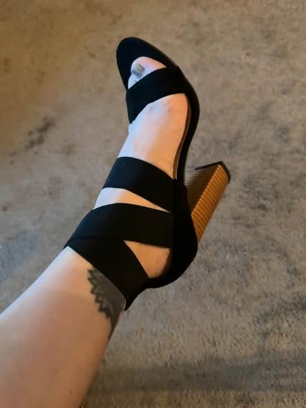 BLACK STRAPPY HEELS SIZE 5.5 - Beauty&Beyond