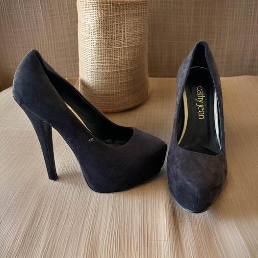 Black Velvet Pump size 5.5