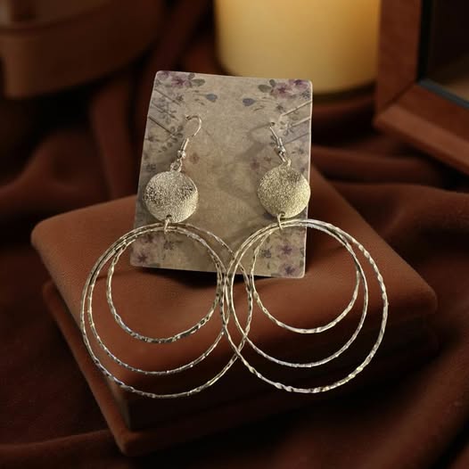 MULTIPLE GOLD HOOP EARRINGS