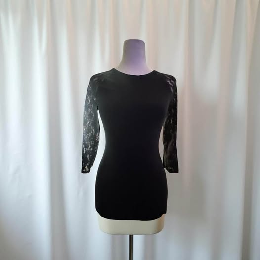 BLACK LACEY BLOUSE XS