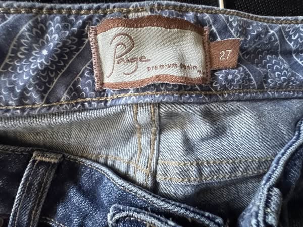 BOOT CUT JEANS SIZE 27