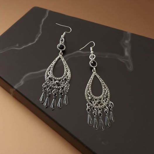 BLACK/SILVER TEAR DROP EARRINGS
