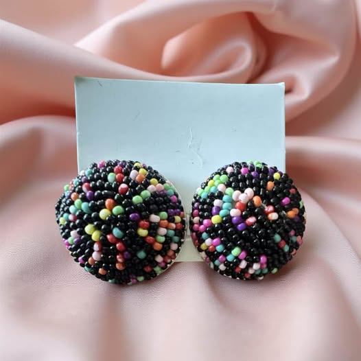 BLACK MULTI SEABEAD STUD EARRINGS