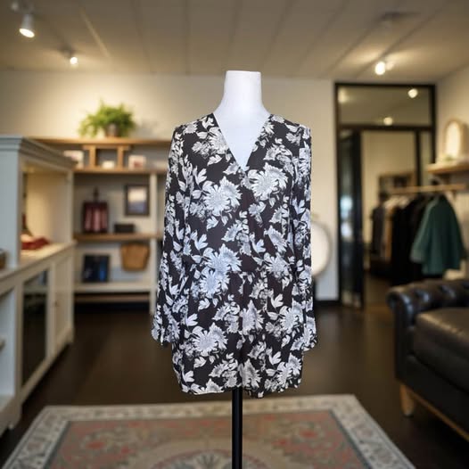 BLACK/WHITE SHORT ROMPER SIZE  8