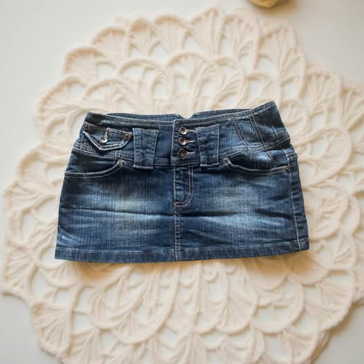 DISTRESSED JEAN MINI SKIRT SIZE 10