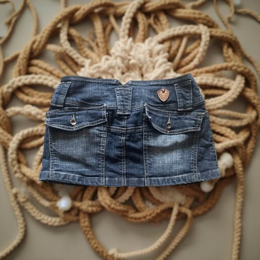 DISTRESSED JEAN MINI SKIRT SIZE 10