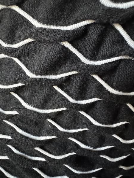 BLACK/WHITE STRETCHY TOP SIZE XS