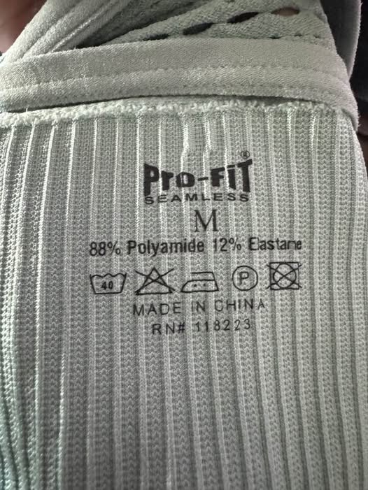 PRO FIT SEAMLESS SPORTS BRA SIZE M