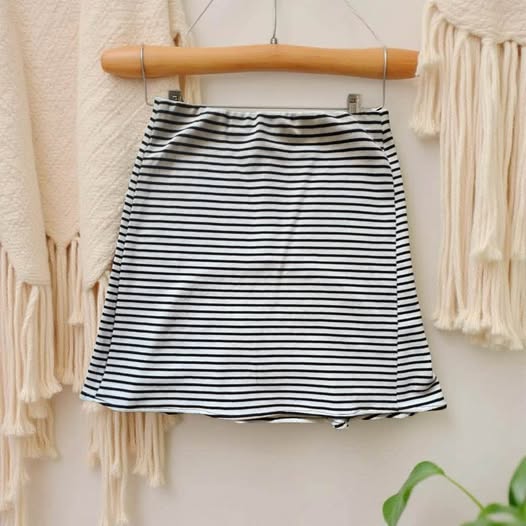 BLACK/WHITE STRIPE SKIRT SIZE 0