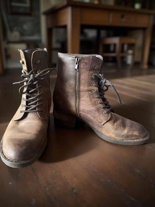 BORN BROWN ANKLE BOOTS 8.5