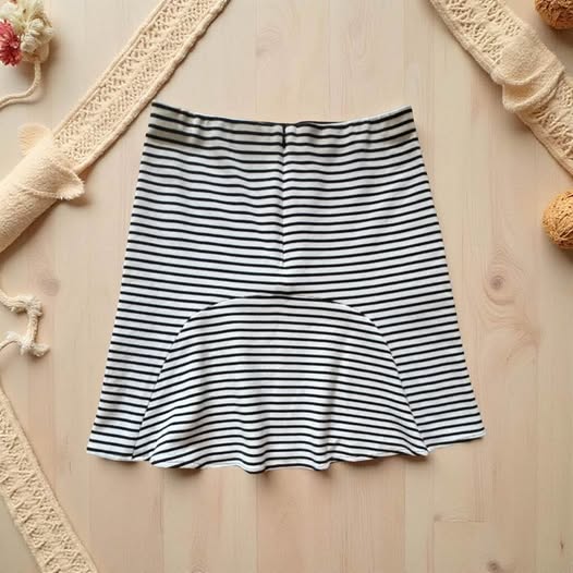 BLACK/WHITE STRIPE SKIRT SIZE 0