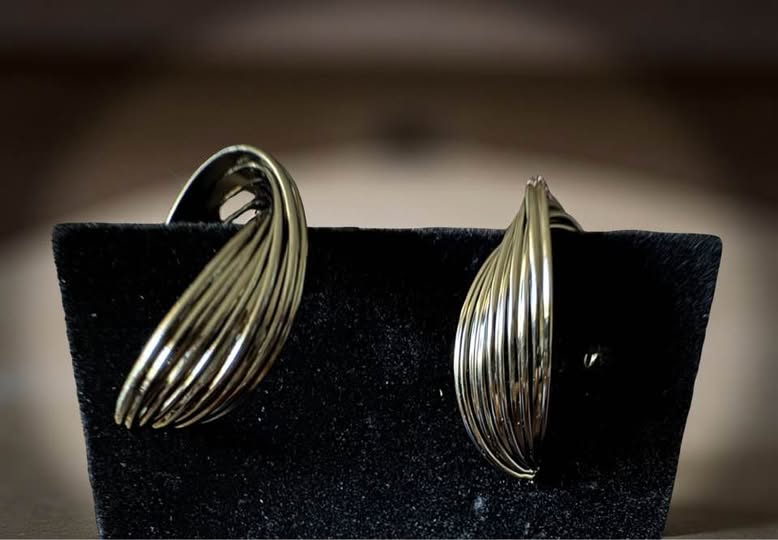 DARK SILVER TWISTED HOOPS