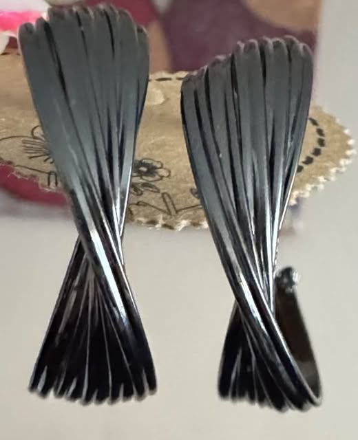 DARK SILVER TWISTED HOOPS