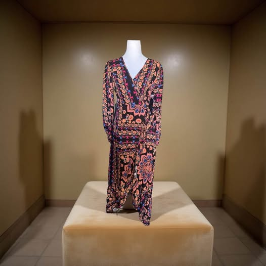 WRAP AROUND FLORAL DRESS SIZE M