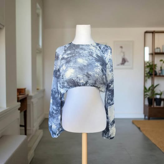 SKY BLUE AND WHITE TIE DYE CROP TOP SIZE S