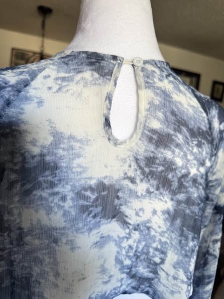 SKY BLUE AND WHITE TIE DYE CROP TOP SIZE S