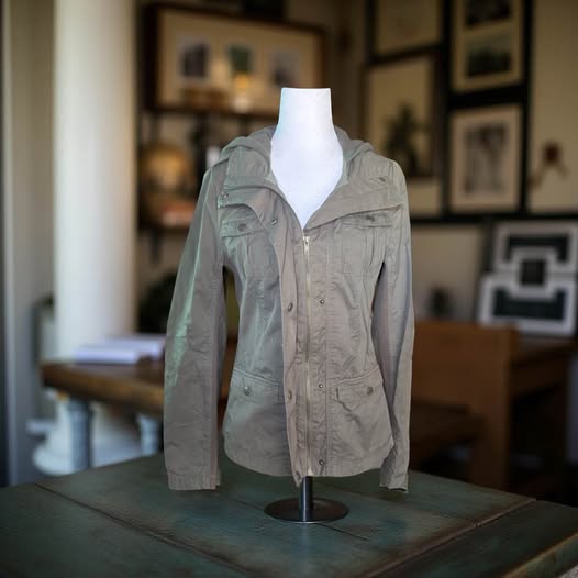 ARMY GREEN HOODED JACKET SIZE M