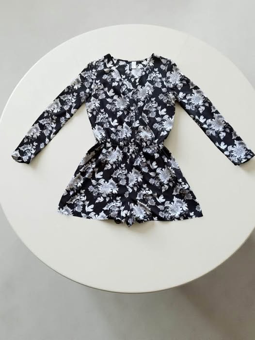 BLACK/WHITE SHORT ROMPER SIZE  8