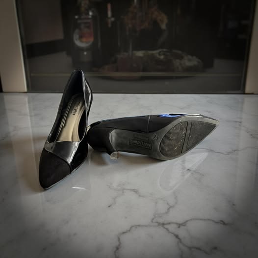 BLACK PUMPS SIZE 6.5