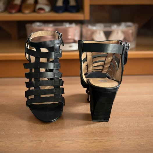 BLACK STRAPPY SHOE SIZE 6.5