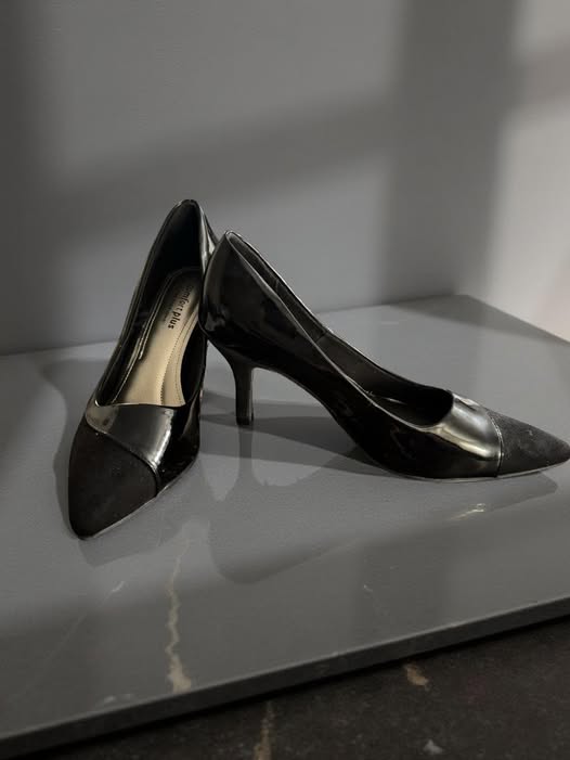 BLACK PUMPS SIZE 6.5