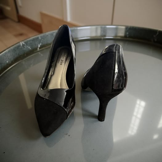 BLACK PUMPS SIZE 6.5