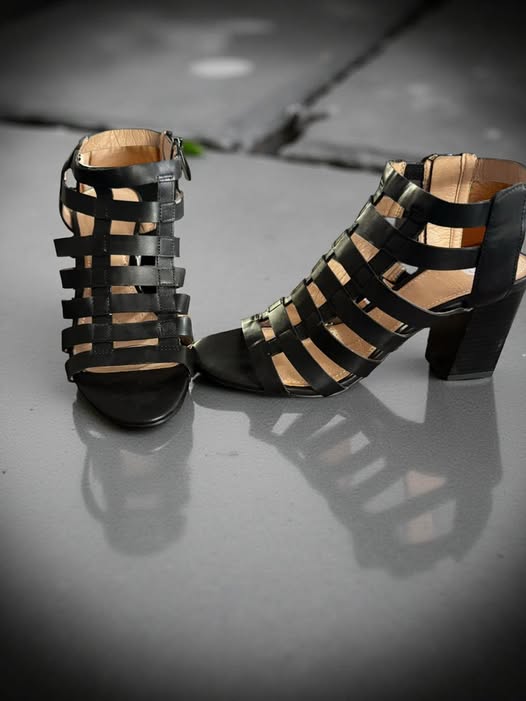 BLACK STRAPPY SHOE SIZE 6.5