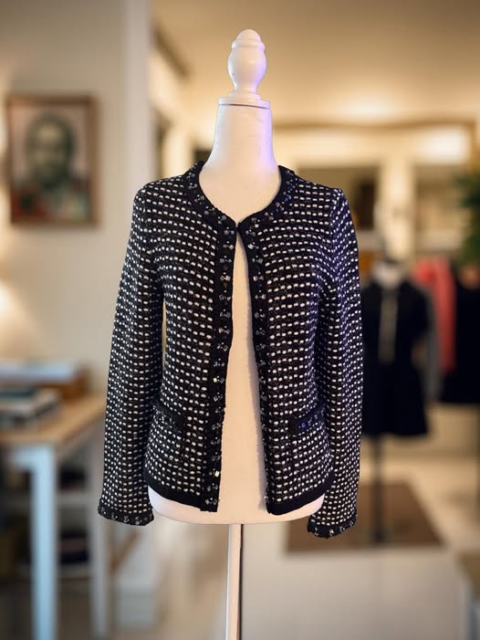 BLACK/WHITE SWEATER SIZE S