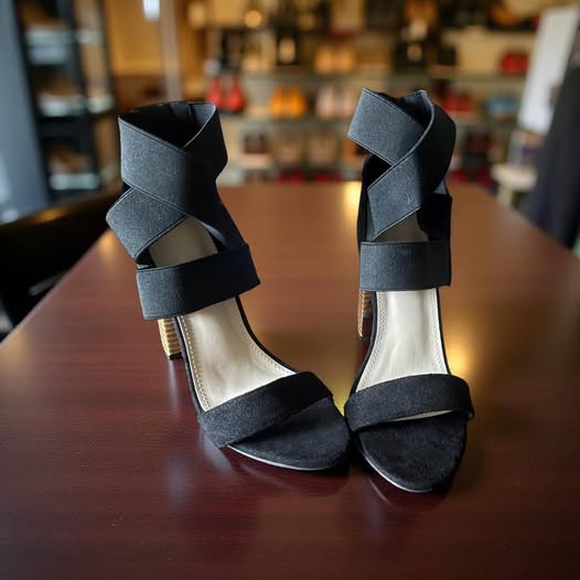 BLACK STRAPPY HEELS SIZE 5.5