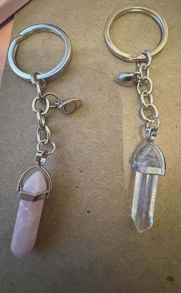 CLEAR CRYSTAL AND PINK QUARTZ MAGNETIC KEYCHAIN