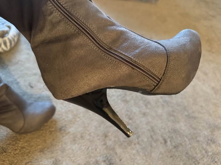 THIGH HIGH BOOTS SIZE 5.5