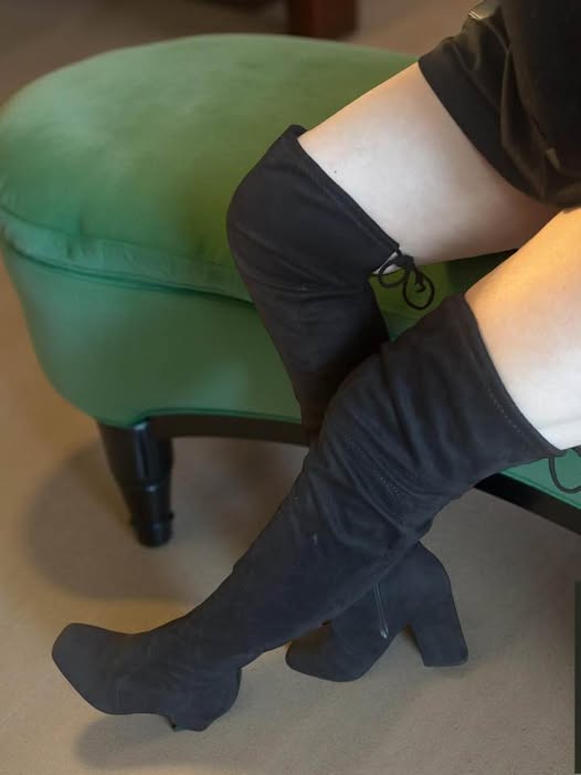 OVER THE KNEE BOOTS SIZE 5.5