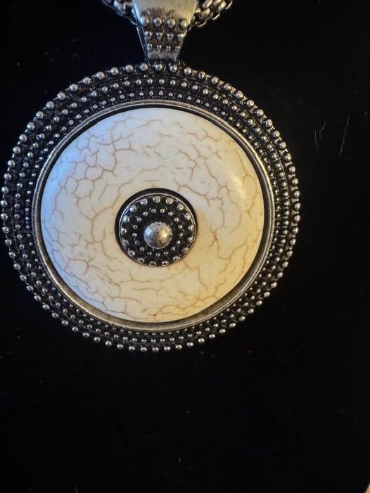 WHITE CRACKLE STONE NECKLACE - Beauty&Beyond
