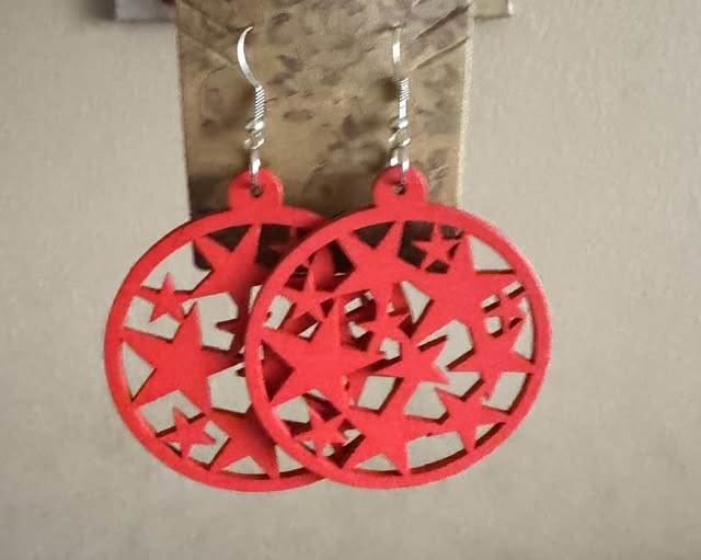 RED STAR WOOD EARRINGS