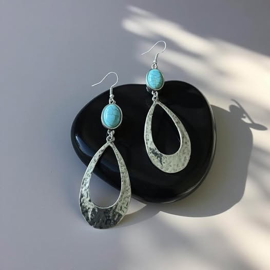 CRACKLE STONE HAMMERED TEAR DROP EARRINGS