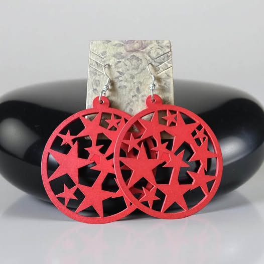 RED STAR WOOD EARRINGS