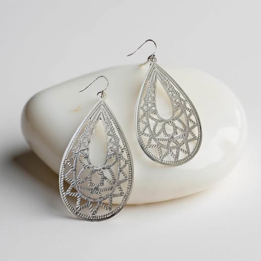 SILVER TEAR DROP EARRINGS - Beauty&Beyond