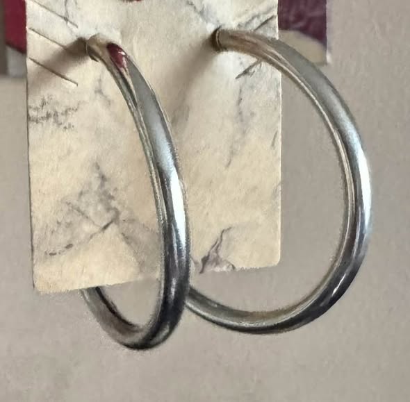 HOLOW MED HOOPS - Beauty&Beyond