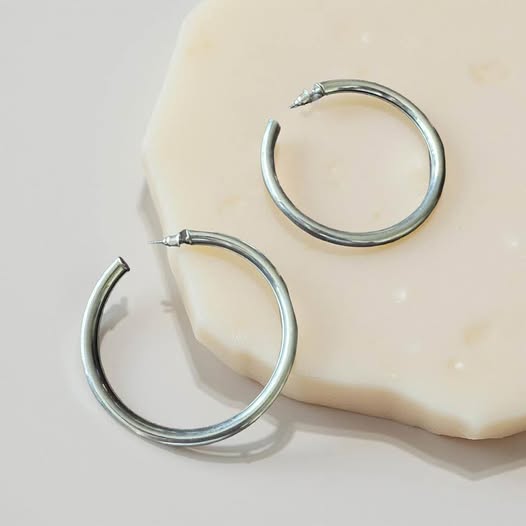HOLOW MED HOOPS - Beauty&Beyond