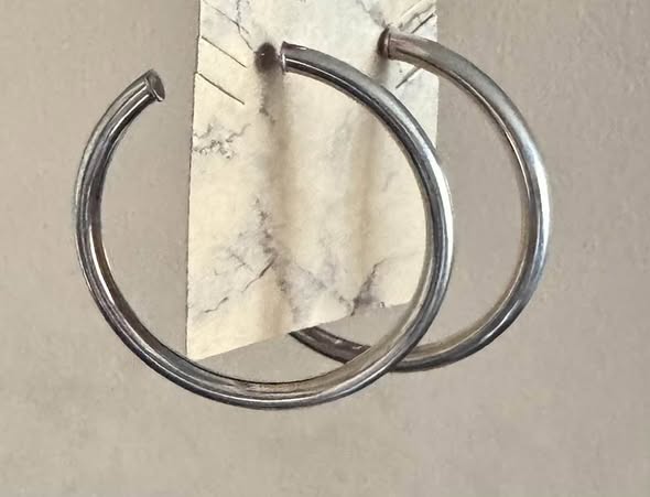 HOLOW MED HOOPS - Beauty&Beyond