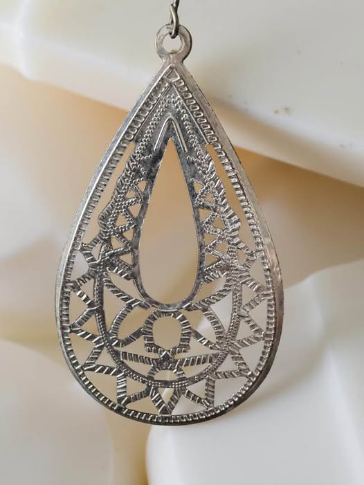 SILVER TEAR DROP EARRINGS - Beauty&Beyond