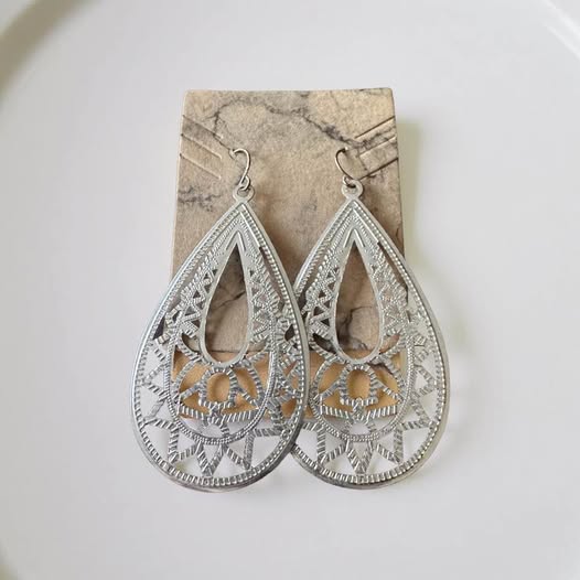 SILVER TEAR DROP EARRINGS - Beauty&Beyond