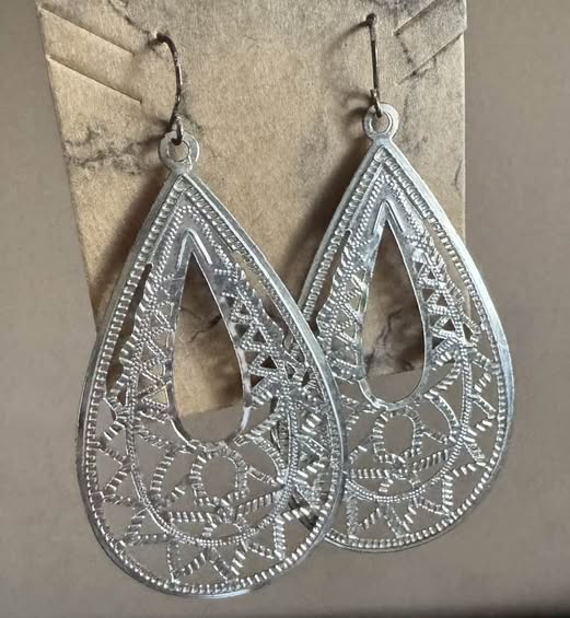 SILVER TEAR DROP EARRINGS - Beauty&Beyond