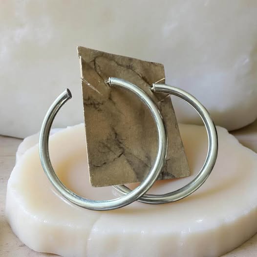 HOLOW MED HOOPS - Beauty&Beyond