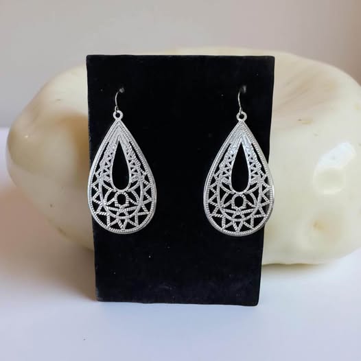 SILVER TEAR DROP EARRINGS - Beauty&Beyond