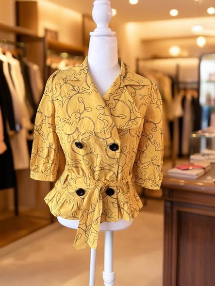 YELLOW JACKET SIZE M - Beauty&Beyond