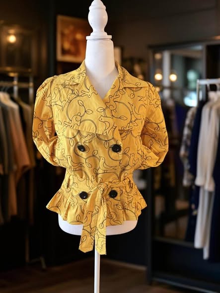 YELLOW JACKET SIZE M - Beauty&Beyond